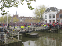 906676 Afbeelding van het massaal opgekomen publiek rond de Weerdsluis te Utrecht, bij de officiële ontvangst van ...